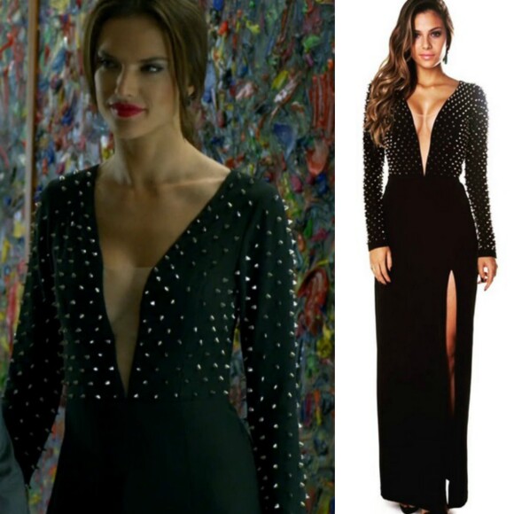 O vestido Kara da marca La Ví de R$ 940,45 foi usado por Sâmia (Alessandra Ambrósio) combinado com brincos Carla Amorim