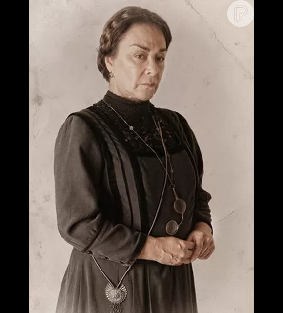 Nívea Maria é Zilda, a leal e discreta governanta da Condessa Vitória (Irene Ravache), na novela 'Além do Tempo'