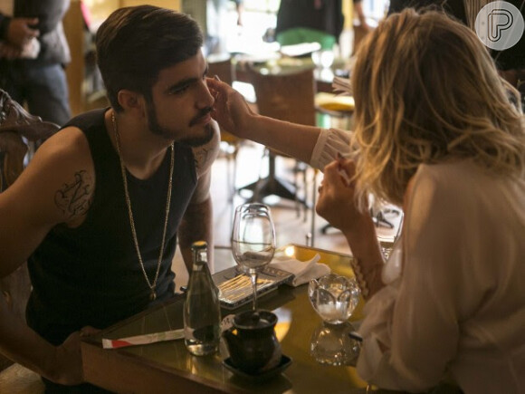 Soraya (Leticia Spiller) e Grego (Caio Castro) se encontram e acabam indo par a cama, na novela 'I Love Paraisópolis', em 13 de julho de 2015