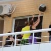Juliana Paes praticou exercícios com a ajuda de uma bola em uma academia do Rio na manhã desta terça-feira, 7 de julho de 2015