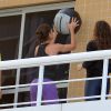Juliana Paes usou uma bola para se exercitar