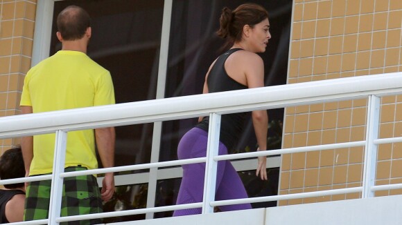 Juliana Paes usa roupa colada e malha com a ajuda de bola em academia do Rio