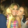 No Instagram, Susana Vieira posta foto sendo beijada por Paolla Oliveira e Vanessa Giácomo: 'Minhas bonecas'