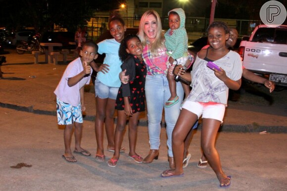 Susana Vieira posou com crianças no local do evento