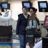 Isis Valverde é tietada por fãs no aeroporto de Congonhas, em São Paulo