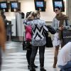 Isis Valverde é tietada por fãs no aeroporto de Congonhas, em São Paulo