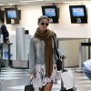 Sozinha, Isis Valverde embarca no aeroporto de Congonhas em São Paulo e desfila estilo despojado para viajar