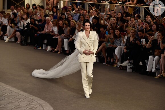 Kendall Jenner chamou a atenção durante o desfile da grife Chanel na semana de alta costura, realizada nesta terça-feira, 7 de julho de 2015. A modelo surgiu vestida de noiva e foi a responsável por fechar a apresentação da marca