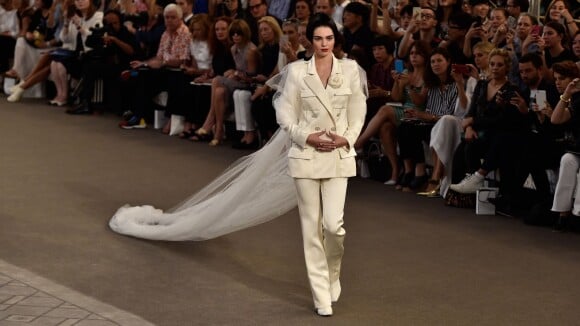 Kendall Jenner desfila de noiva para a Chanel em semana de alta-costura de Paris