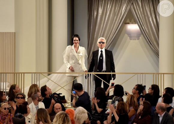 Kendall Jenner encerrou o desfile ao lado de ninguém menos do que Karl Lagerfeld, Designer Chefe da grife Chanel