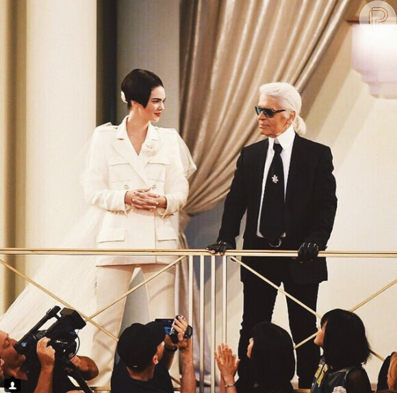 Em sua conta do Instagram, Kendall Jenner publicou uma foto ao lado de Karl Lagerfeld, diretor criativo da marca Chanel. 'É claro que eu disse 'sim', brincou ela