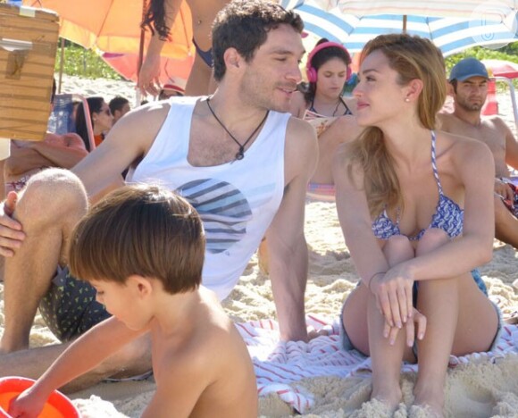 Júlia (Isabelle Drummond) e Felipe (Michel Noher) sempre levavam Joaquim para passear na praia, na novela 'Sete Vidas'