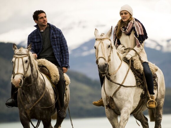 Entrosados, Júlia (Isabelle Drummond) e Felipe (Michel Noher) saíram para um passeio juntos, na novela 'Sete Vidas'