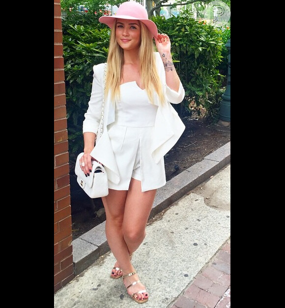 Nas ruas de Nova York, Aline parece elegante com look 'all white'