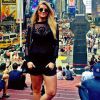 Ainda no verão de Nova York, Aline usa look todo preto, na Times Square