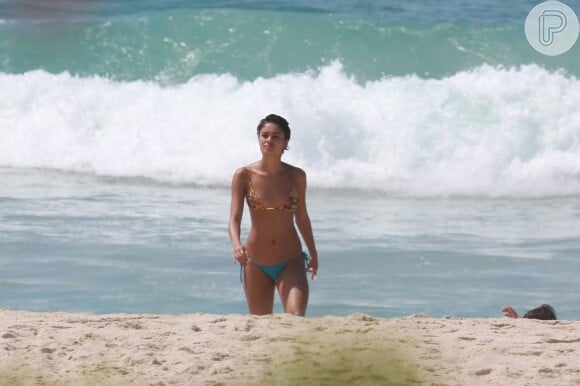Sophie Charlotte exibe corpo sequinho em idas a praia