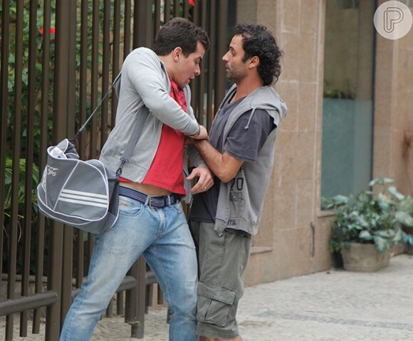 Diogo (Thiago Martins) vai reagir a assalto para não perder o relógio que ganhou de Beatriz (Gloria Pires), na novela 'Babilônia'