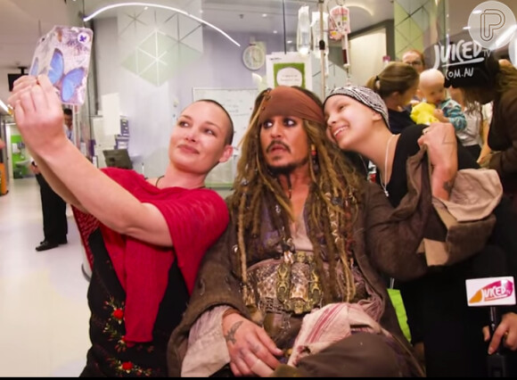 Durante sua estadia na Austrália, para gravar o quinto filme da franquia "Piratas do Caribe", o ator Johnny Depp visitou crianças doentes no hospital Lady Cilento Children Hospital, em Brisbane. A visita aconteceu nesta terça-feira, 07 de julho de 2015