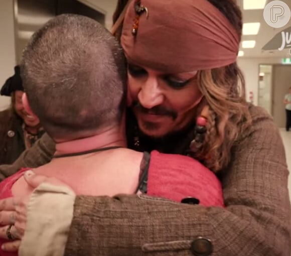 Vestido de Jack Sparrow, ator Johnny Depp deu carinho a todas as crianças internadas