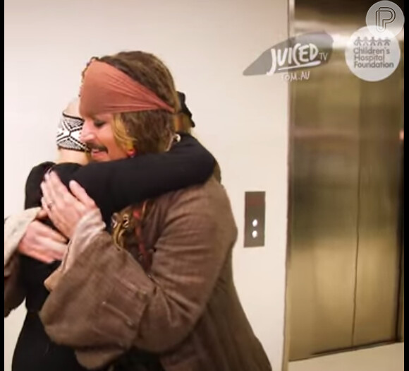 O ator Johnny Depp foi recebido com surpresa e carinho pelas crianças do hospital Lady Cilento Children