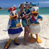 Ana Hickmann e Alexandre Jr. curtiram o mar das Bahamas a bordo do cruzeiro Disney Dream. A dupla fotografou com os personagens Margarida e Pato Donald