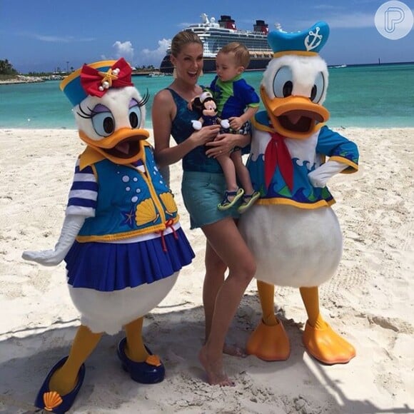 Ana Hickmann e Alexandre Jr. curtiram o mar das Bahamas a bordo do cruzeiro Disney Dream. A dupla fotografou com os personagens Margarida e Pato Donald