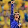 Cláudia Leitte usou body azul esbanjando muit brilho na abertura da Copa do Mundo de 2014