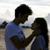 Cecília (Hanna Romanazzi) encontra Rafael (Chay Suede) com Laís (Luisa Arraes) na praia do leme, na novela 'Babilônia'