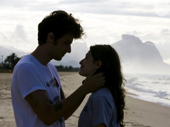Cecília (Hanna Romanazzi) encontra Rafael (Chay Suede) com Laís (Luisa Arraes) na praia do leme, na novela 'Babilônia'