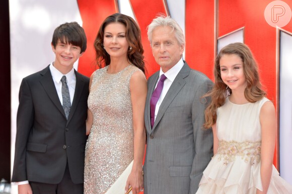 Michael Douglas e Catherine Zeta-Jones vão a première com os filhos em Londres, nesta quarta-feira, 8 de julho de 2015