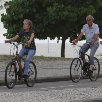 Cassia Kis Magro passeia de bicicleta com o marido na praia da Barra da Tijuca