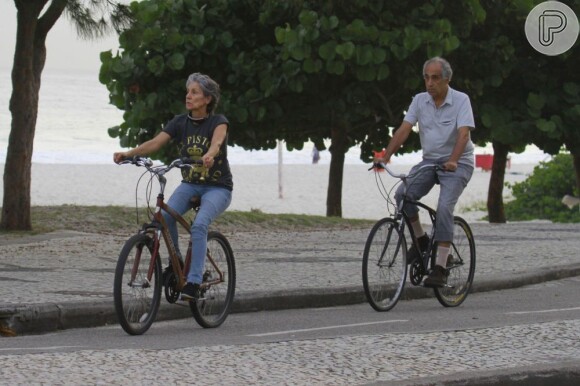 Cássia Kiss passeia de bicicleta com o marido, João Magro, na orla da Barra da Tijuca, em 21 de junho de 2013