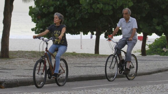 Cassia Kis Magro passeia de bicicleta com o marido na praia da Barra da Tijuca