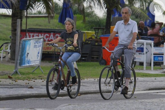 Cássia Kiss e João Magro andaram de bicicleta lado a lado na orla da Barra da Tijuca