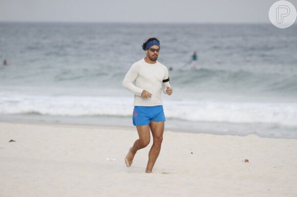 Juliano Cazarré, no ar como Ninho em 'Amor à Vida', também esteve na praia da Barra da Tijuca, em 21 de junho de 2013