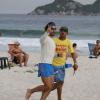 Juliano Cazarré, no ar em 'Amor à Vida' sorri para os paparazzi durante corrida na praia da Barra da Tijuca