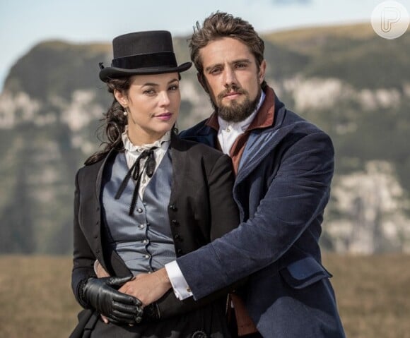 Felipe (Rafael Cardoso) é frio ao recepcionar Melissa (Paolla Oliveira), sua noiva na novela 'Além do Tempo'