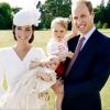 Príncipe William e a mulher, Kate Middleton, aparecem com os filhos George, de 1 ano, e Charlotte, de 3 meses, em fotos oficiais do batizado da caçula, realizado no último domingo, 05 de julho de 2015, na Inglaterra