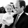 Príncipe William segura o primogênito George, de 1 ano, no colo