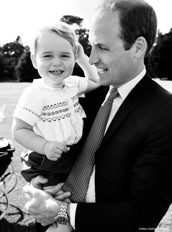 Príncipe William segura o primogênito George, de 1 ano, no colo