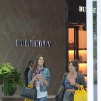 Camila Queiroz passeia em shopping com bolsa da grife Michael Kors de R$ 2 mil