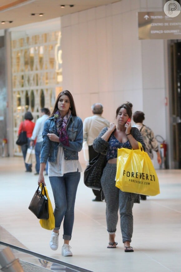 Camila Queiroz passeou no shopping com uma amiga na tarde desta quinta-feira, dia 9 de julho de 2015