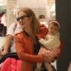 Angélica passeia com Eva em shopping do Riod e Janeiro