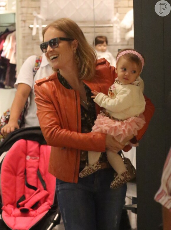 Angélica passeia com Eva em shopping do Riod e Janeiro