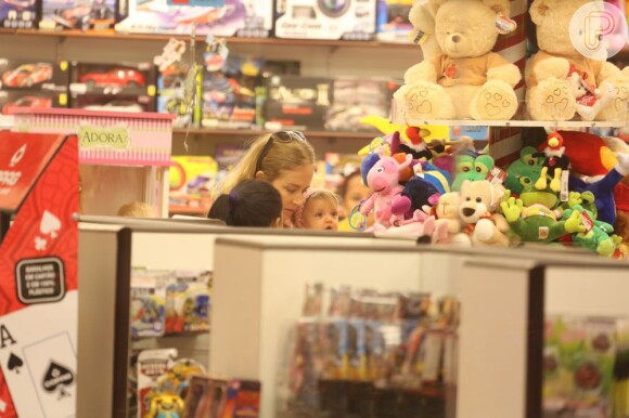 Angélica e Eva entram em loja de brinquedos