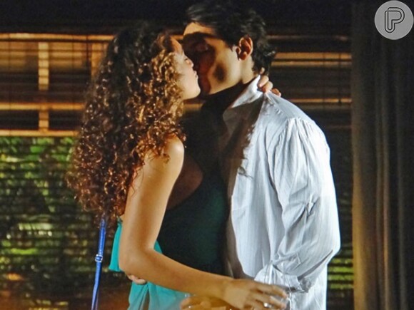 Taís (Débora Nascimento) e Hélio (Raphael Viana) tiveram um envolvimento em 'Flor do Caribe'