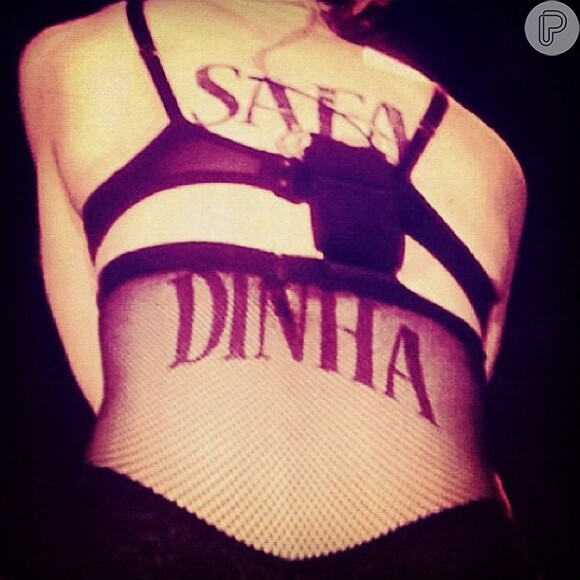 Depois de escrever 'perigueti' para o show do Rio de Janeiro, Madonna pintou um 'safadinha' nas costas, no segundo show da turnê 'MDNA' em São Paulo, nesta quarta-feira, 5 de dezembro de 2012
