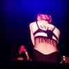Madonna escreve a palavra 'safadinha' nas costas no segundo show da turnê 'MDNA' em São Paulo