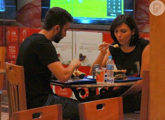 Monica Iozzi e Felipe Atra comeram batata assada recheada e, sem luxo, sentaram em uma mesinha da praça de alimentação