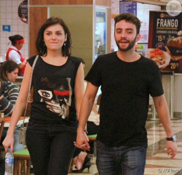 Monica Iozzi janta com o namorado na praça de alimentação de um ...